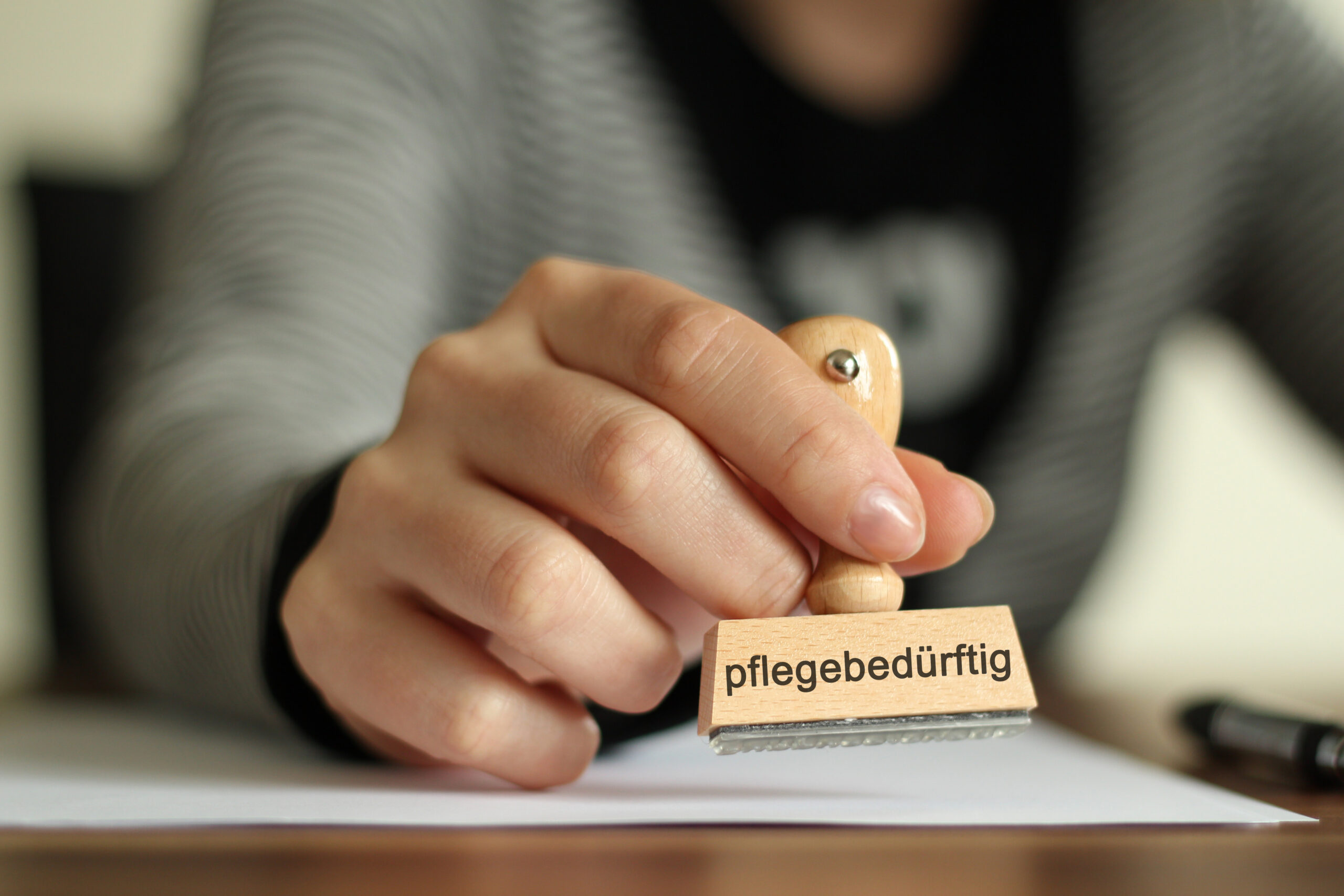 Pflegegelderhöhung abgelehnt: AK klagt erfolgreich für Demenzkranke