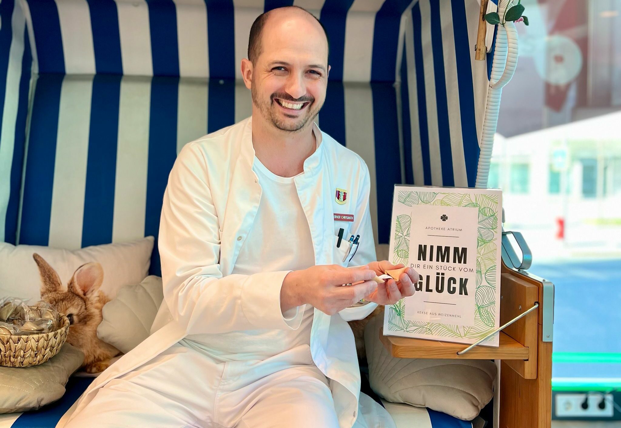 “Day of Happiness” – Apotheker verteilt Glück
