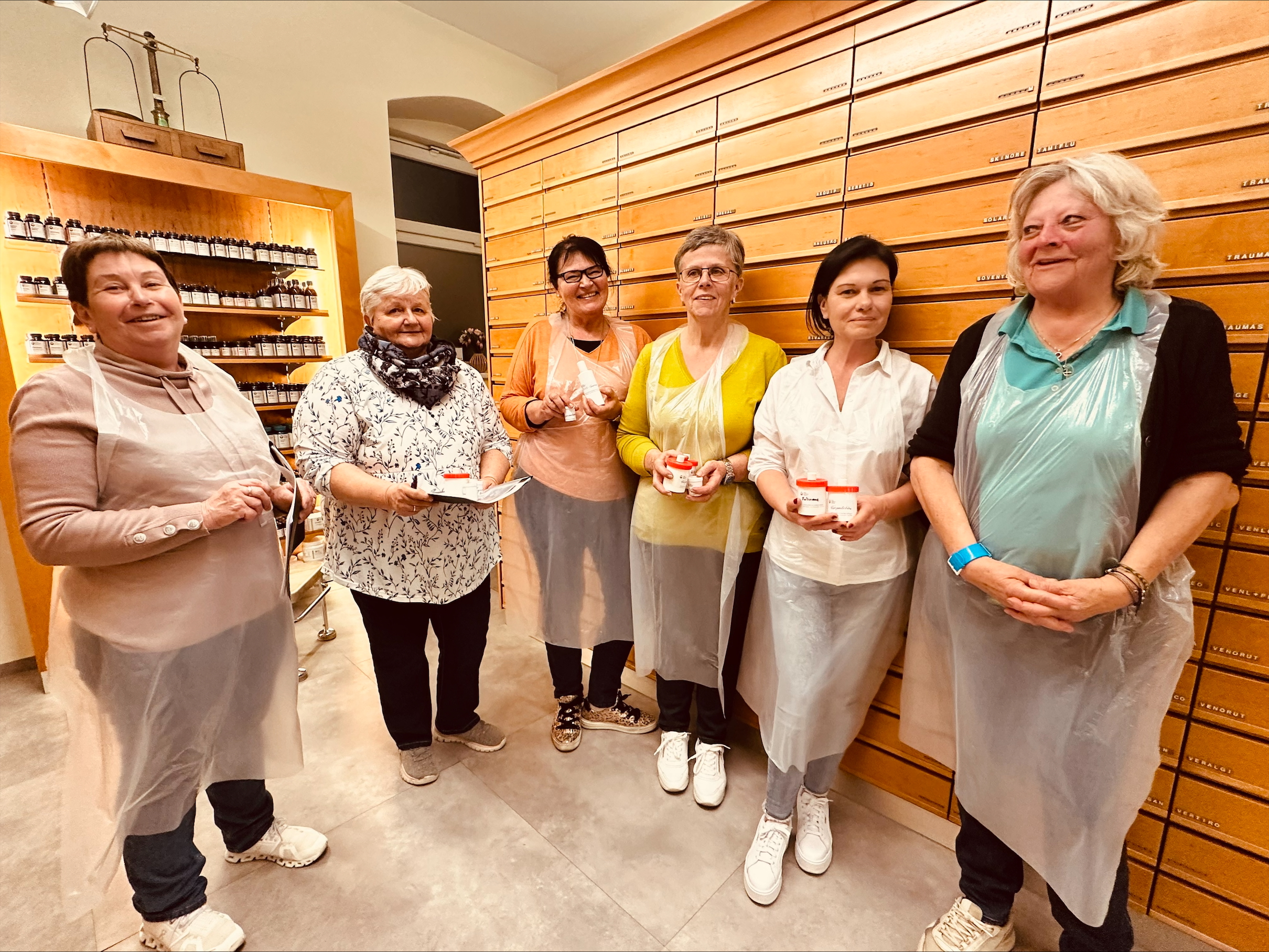 Apotheke zum Anfassen beim Salbenrühr-Workshop