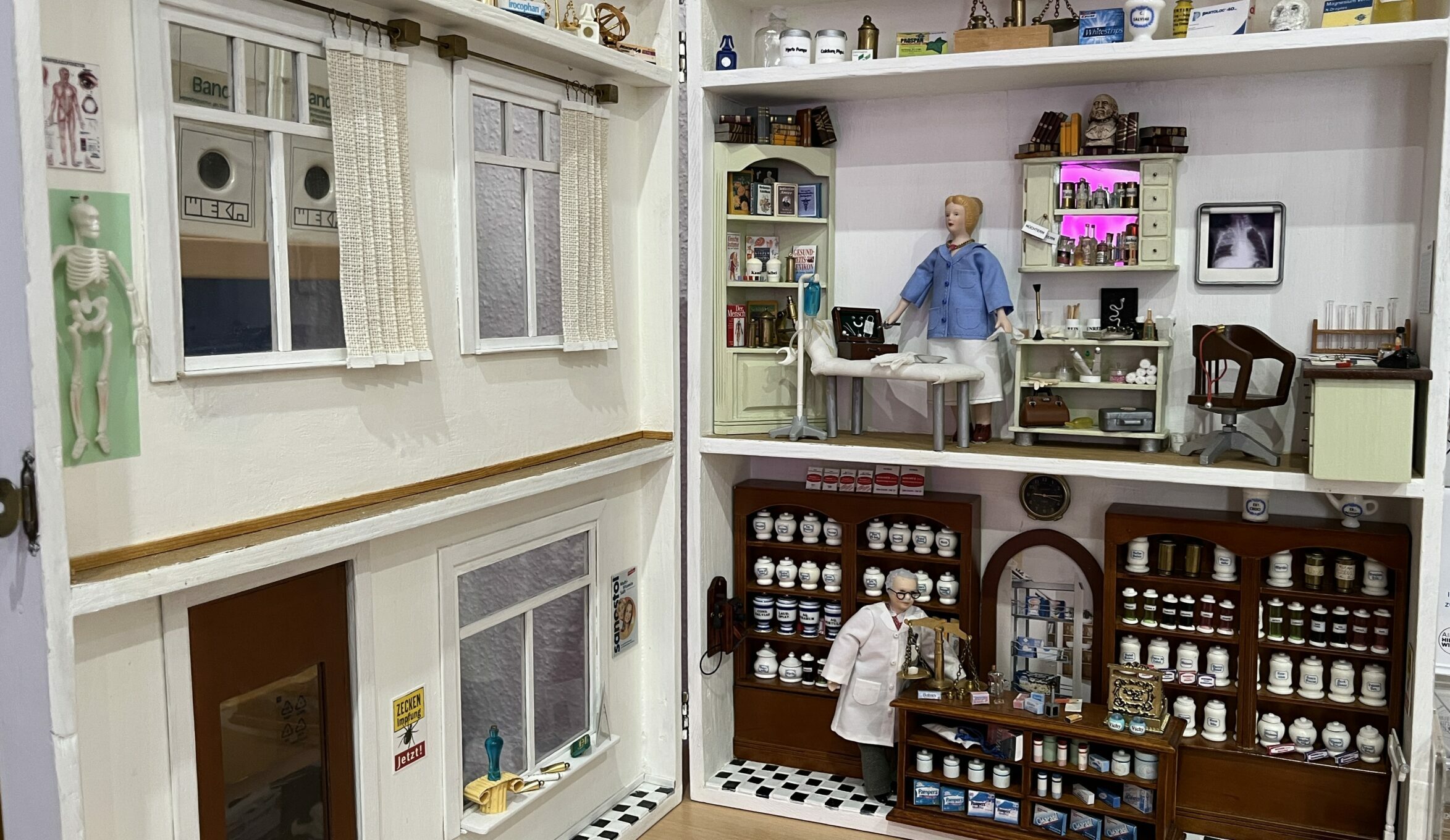 Kundin überrascht Apotheker: Offizin als Puppenhaus