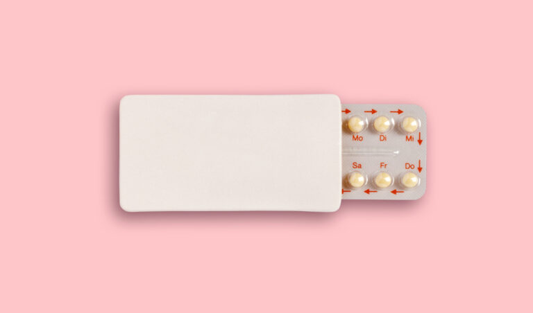 Symbolbild: Eine Pillenpackung auf pinken Hintergrund.