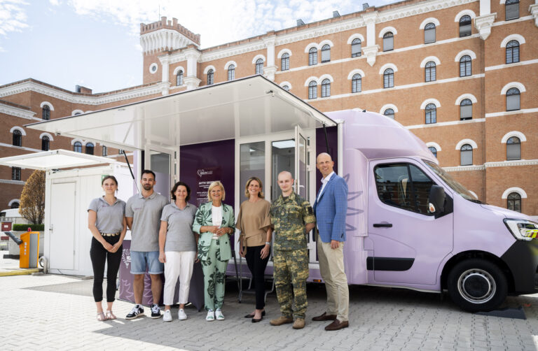 Rossauer Kaserne, Wien, Österreich Health Bus der Gesellschaft - HPV mit Bundesministerin Klaudia Tanner am 24. Juni 2025.