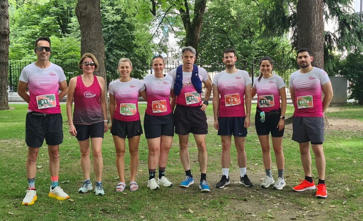 In dem Bild sind zehn Apothekerinnen und Apotheker in pinken Laufshirts zu sehen. Sie posieren für ein Gruppenfoto und lächeln alle. Die zweite Person von links ist Monika Politakis, die Organisatorin des Laufteams.