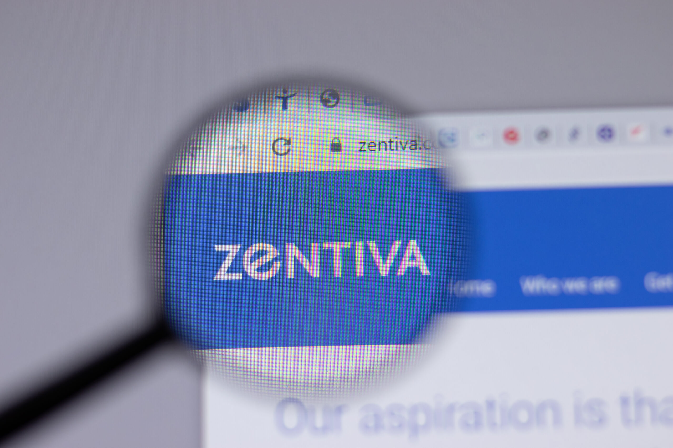 Am Ausschnitt eines Computerbildschirms steht links oben das Wort Zentiva. Das wird durch eine Lupe vergrößert.