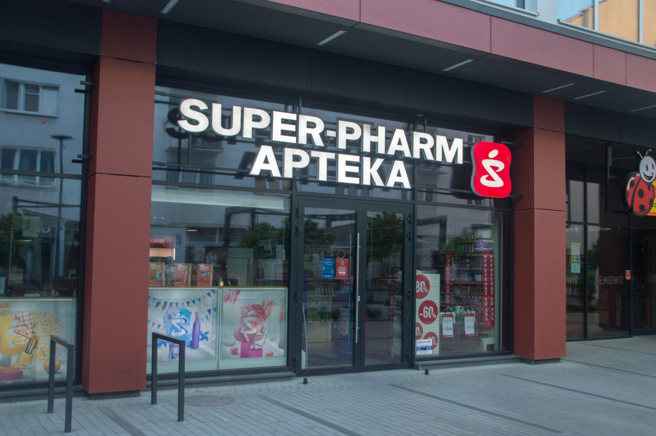 Auf einer Schaufensterfront ist die Aufschrift "Super Pharm Apteka" zu lesen.