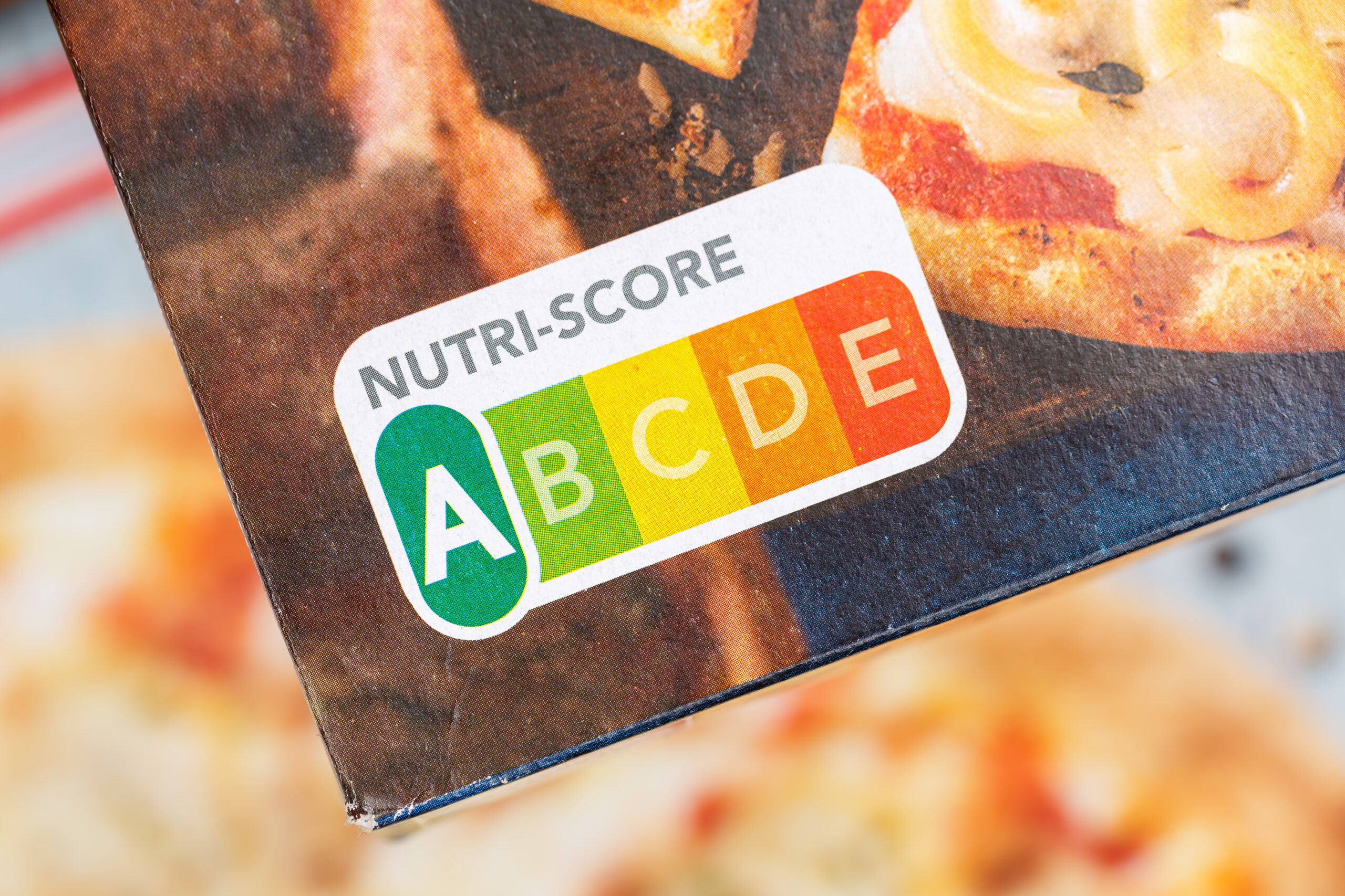 Auf der Ecke einer Pizzaschachtel ist der Nutriscore A angegeben.