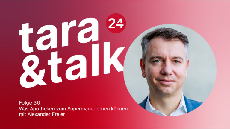 In einem Kreis ist das Gesicht von Alexander Freier zu sehen. Er trägt ein blaues Sakko, ein weißes Hemd und kurz geschnittene, dunkelblonde Haare. Links davon ist der Schriftzug "tara&talk", darunter steht der Titel der Folge "Was Apotheken vom Supermarkt lernen können mit Alexander Freier"