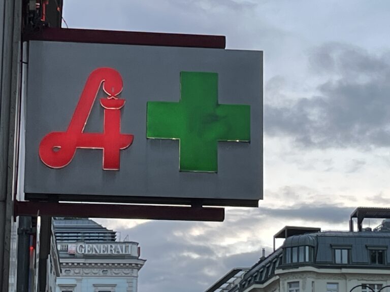 Hinweisschild mit Apotheken-A und grünem Kreuz.