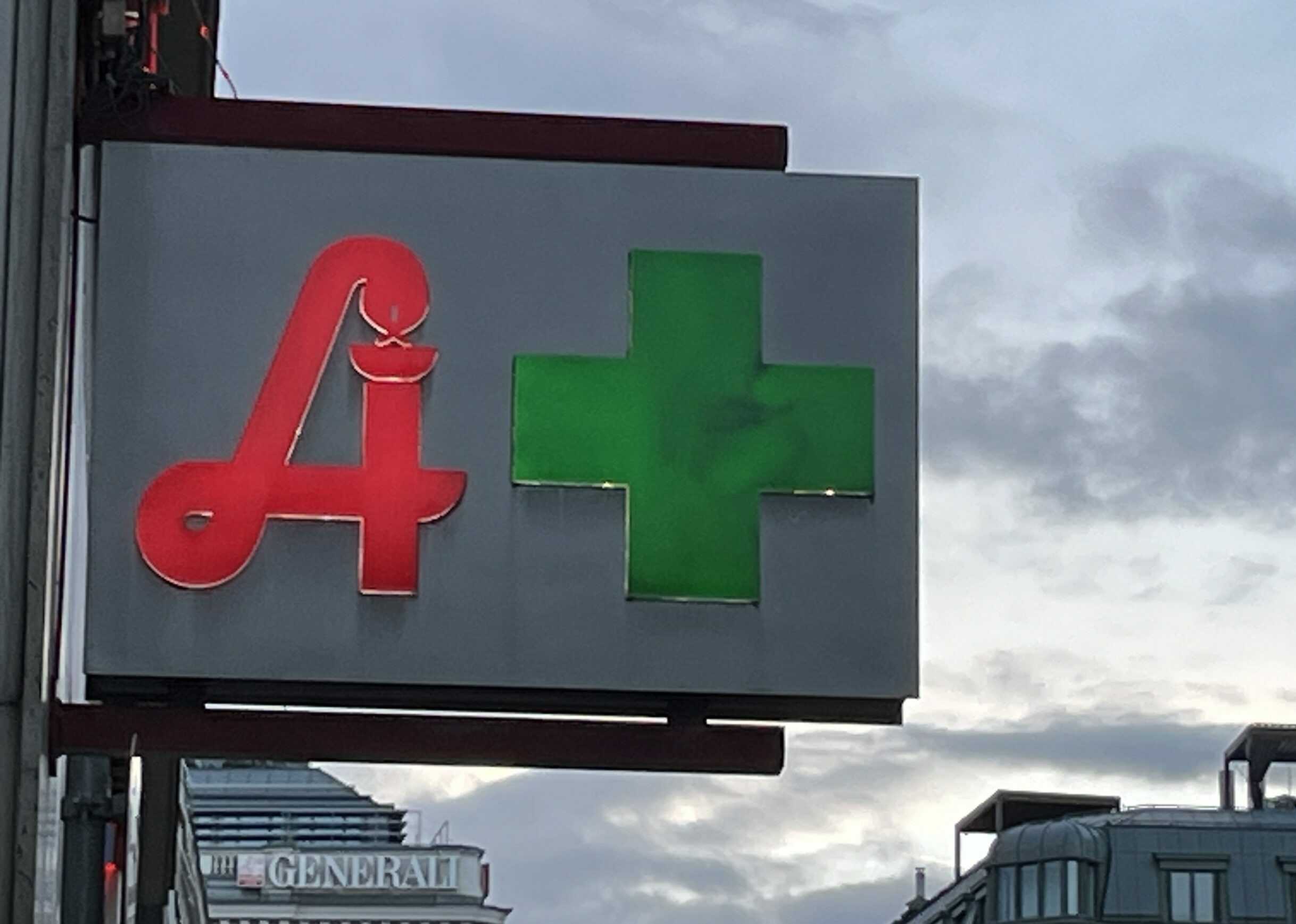 Hinweisschild mit Apotheken-A und grünem Kreuz.