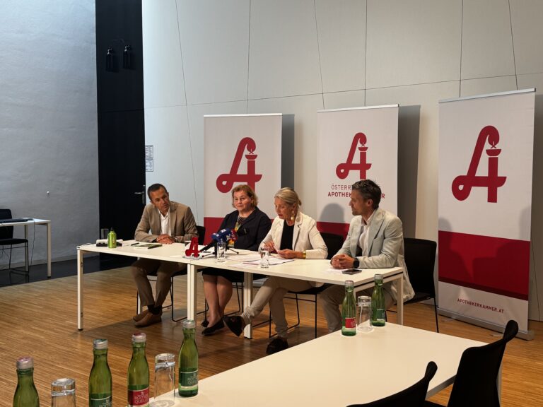 Aufbau der Pressekonferenz . Die Experten sitzen und sprechen über die Herausforderungen der Hitzetage.