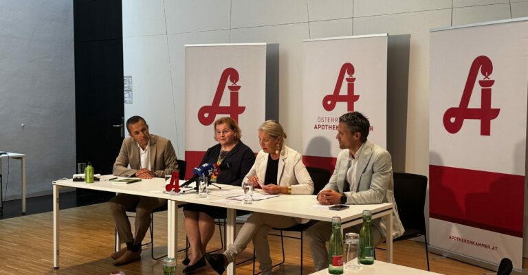 Aufbau der Pressekonferenz . Die Experten sitzen und sprechen über die Herausforderungen der Hitzetage.