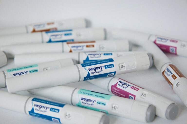 Viele Wegovy-Pens liegen übereinander.