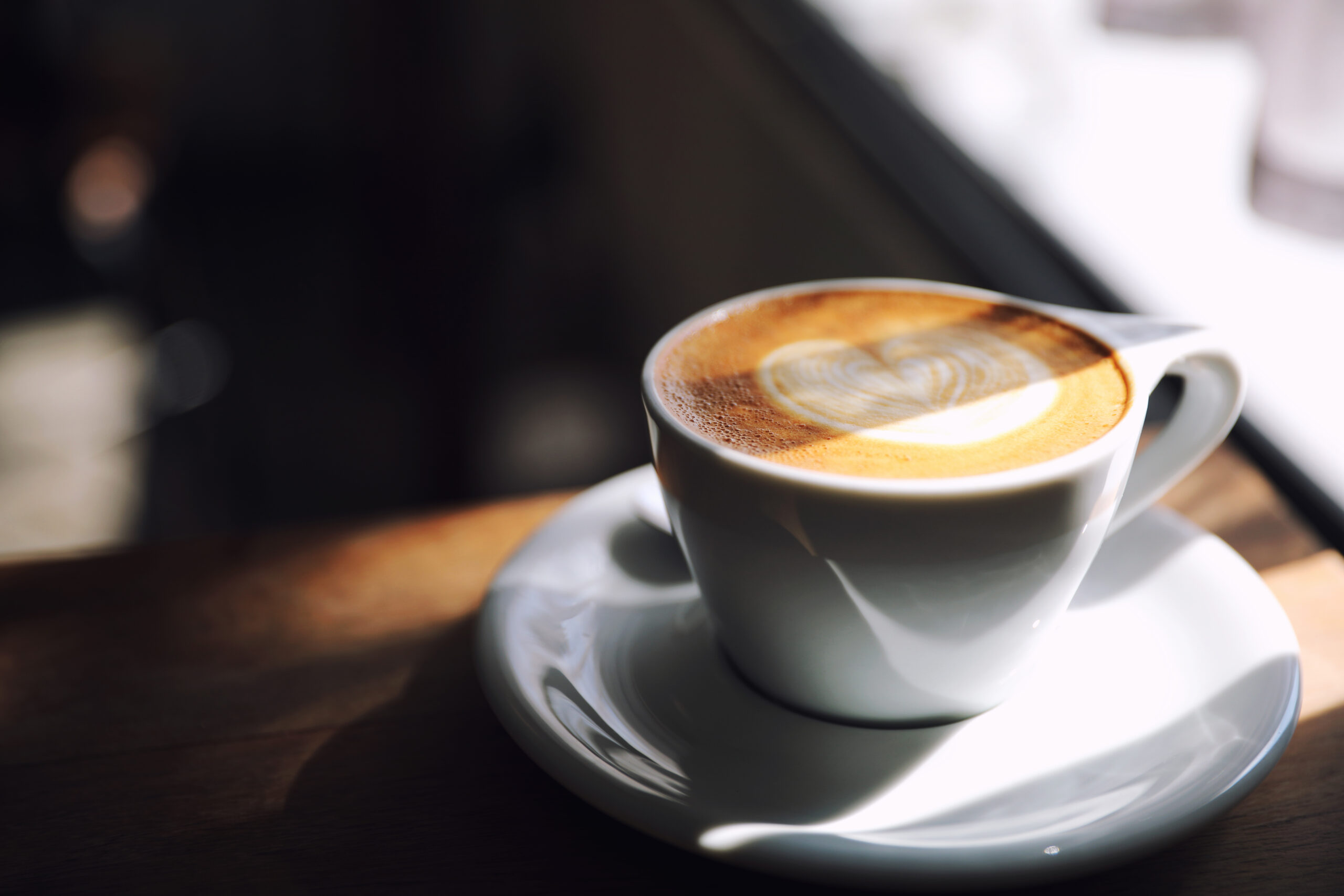 Capuccino steht im Halbschatten.