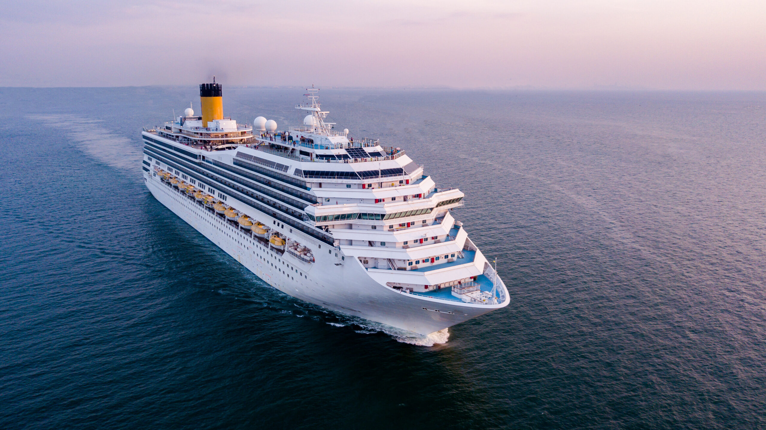 Kreuzfahrtschiff ist alleine auf dem Meer unterwegs.