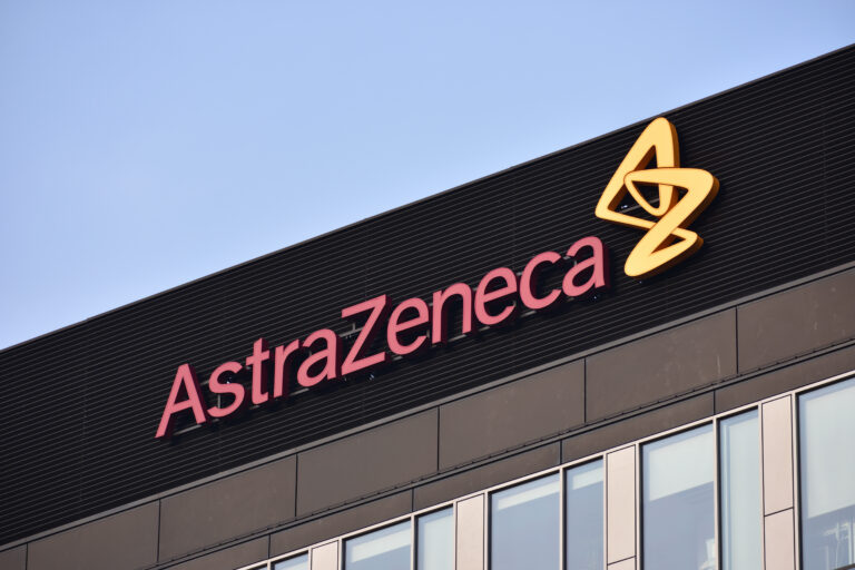 Logo von AstraZenca auf Hauswand.