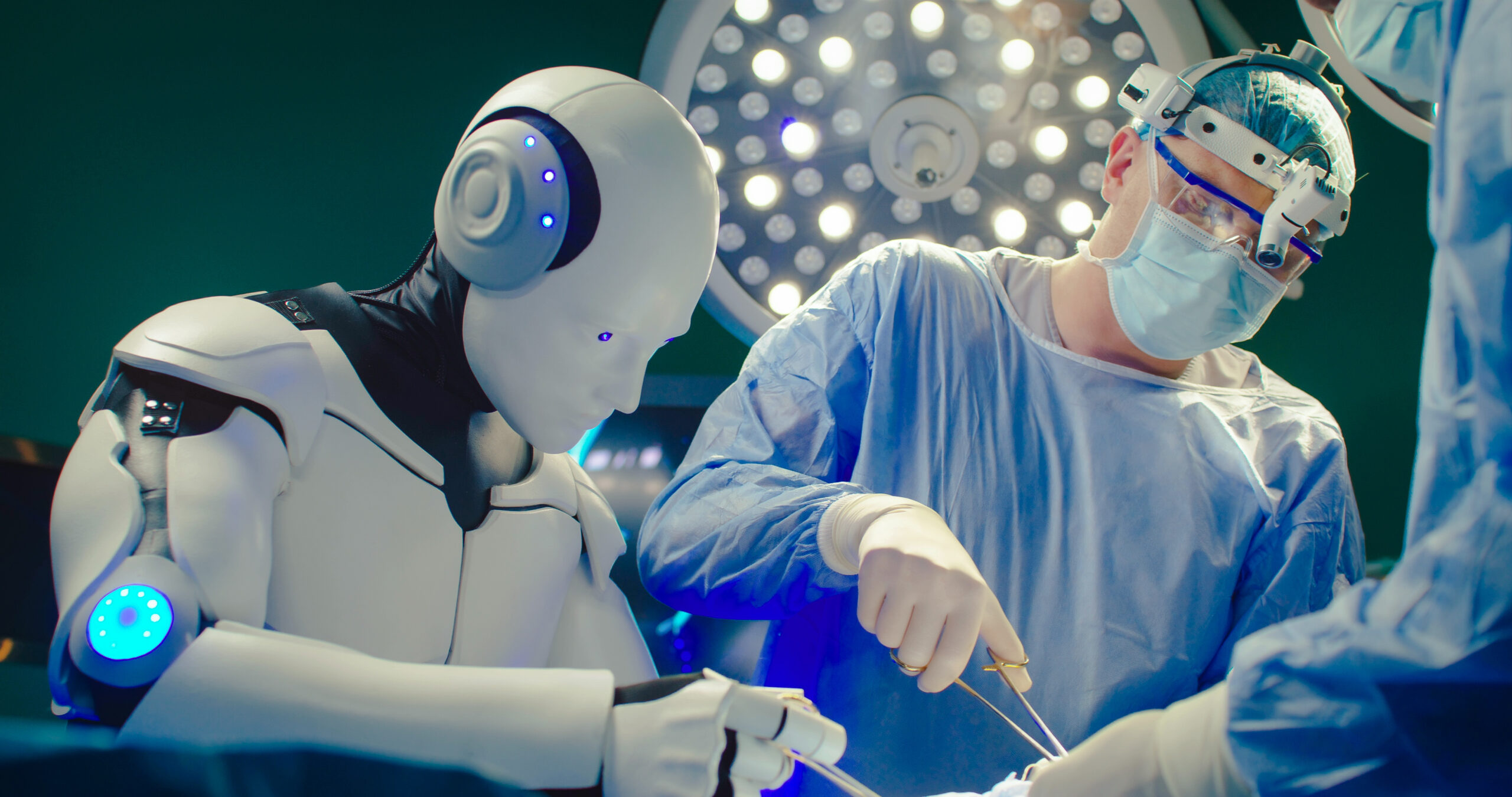 Arzt operiert gemeinsam mit Roboter
