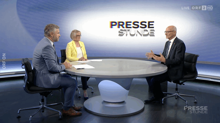 Zwei Journalisten sitzen im ORF-Studio an einem runden Tisch mit dem Tiroler Landeshauptmann.