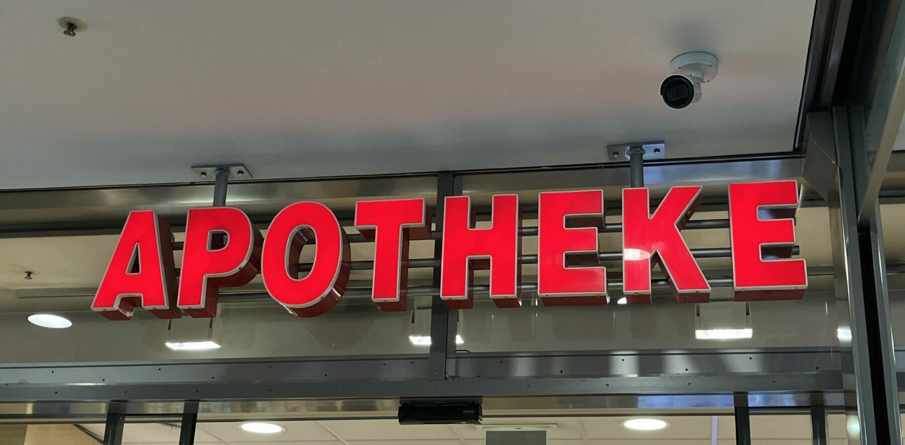 Schriftzug "apotheke"