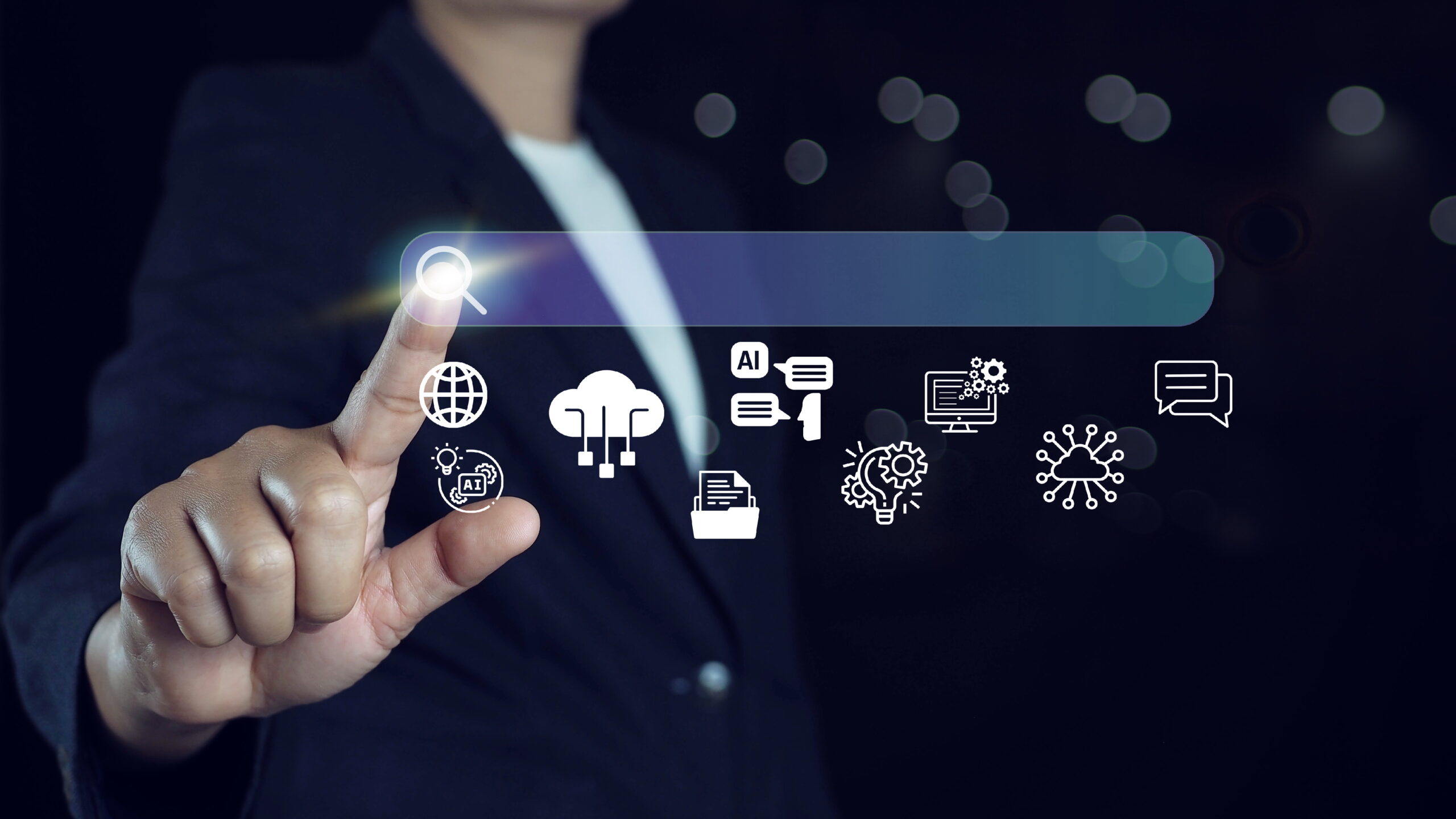 Ein Mensch zeigt mit seinem Finger auf eine Suchleiste vor ihm. Diese signalisiert mit Icons, dass es sich um Hilfe von Künstlicher Intelligenz bei der Suche im Internet oder einer Datenbank handelt.