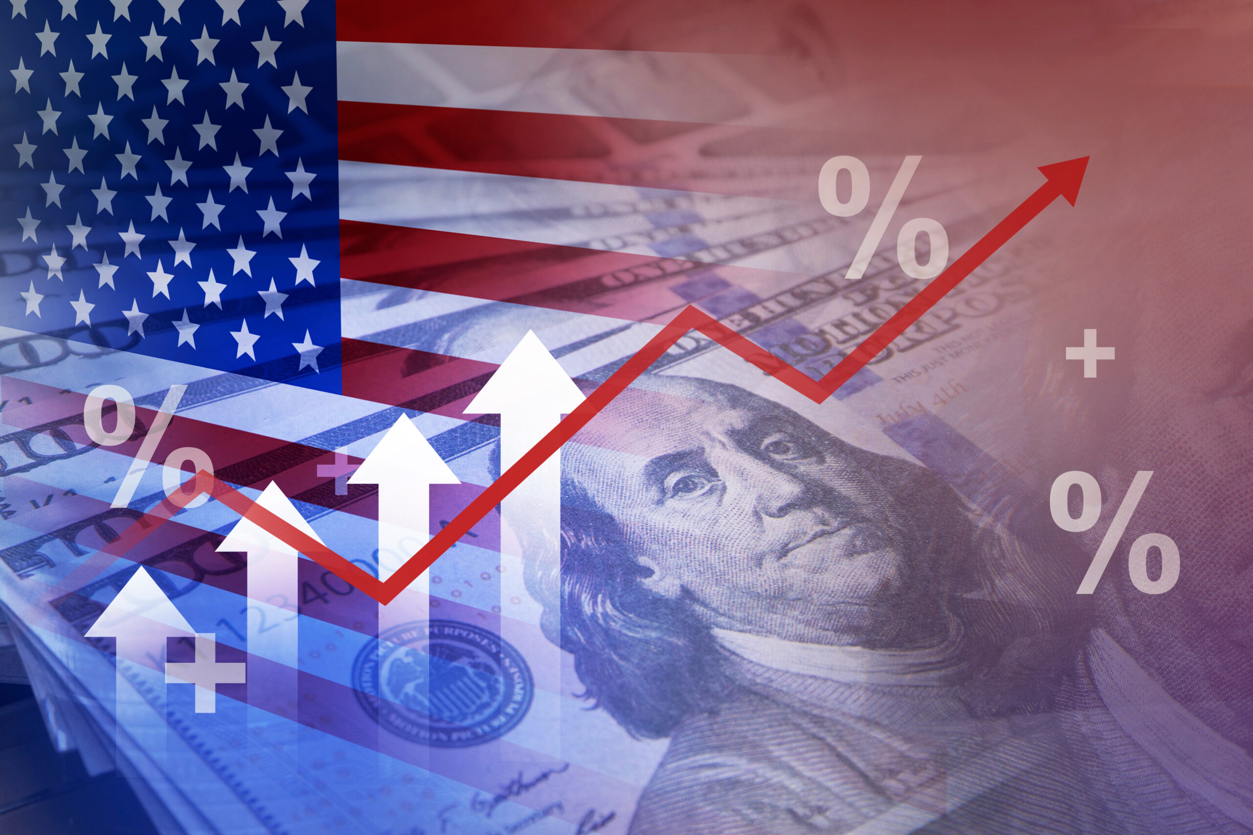 Es ist eine Grafik mit steigendem Trend auf einer amerikanischen Flagge und einem Dollarschein als Wasserzeichen. Der rote Pfeil zeigt zickzack-artig nach oben.