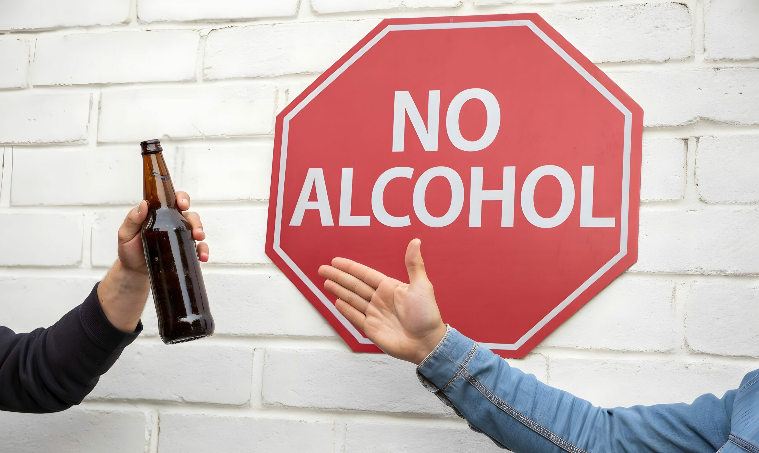 Ein rotes Warnschild sagt "No Alkohol" während eine Hand ein Bier reicht und eine andere es ablehnt.