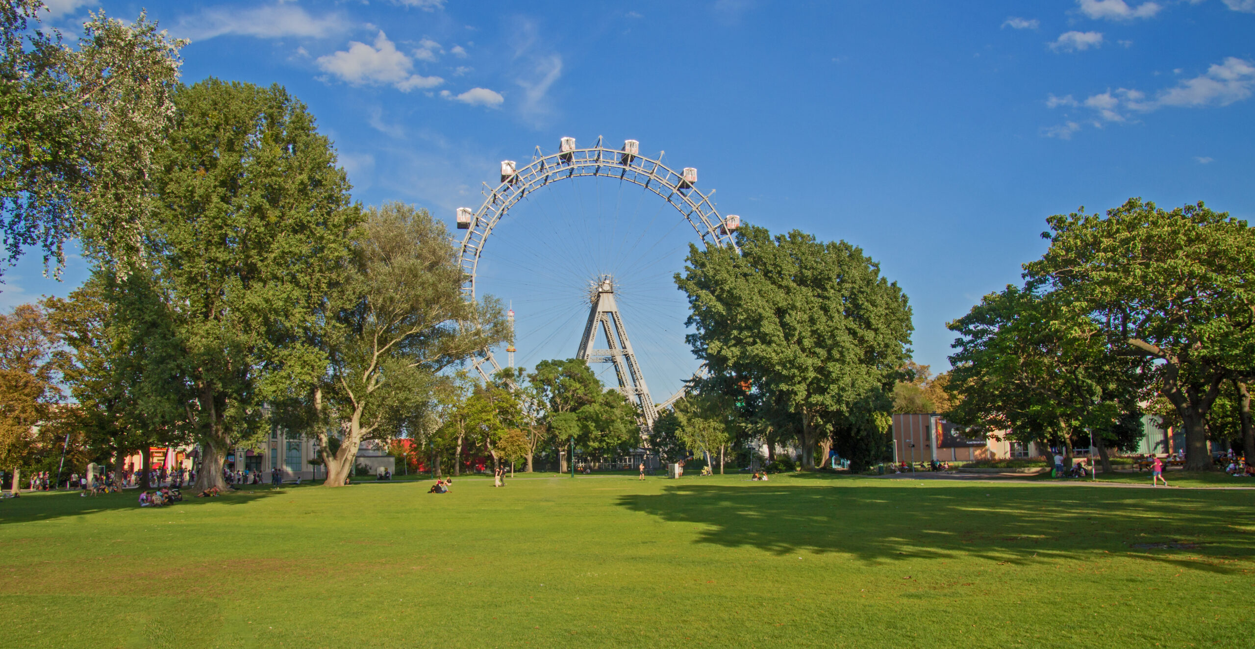 Grüne wiese vor dem Wiener Riesenrad.