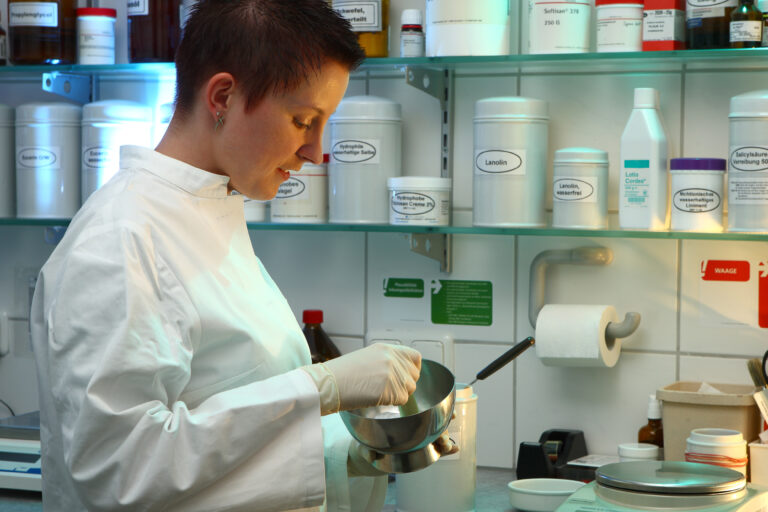 Frau in der Rezeptur mit Fantaschale