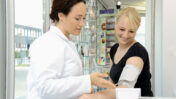 Apothekerin misst Blutdruck