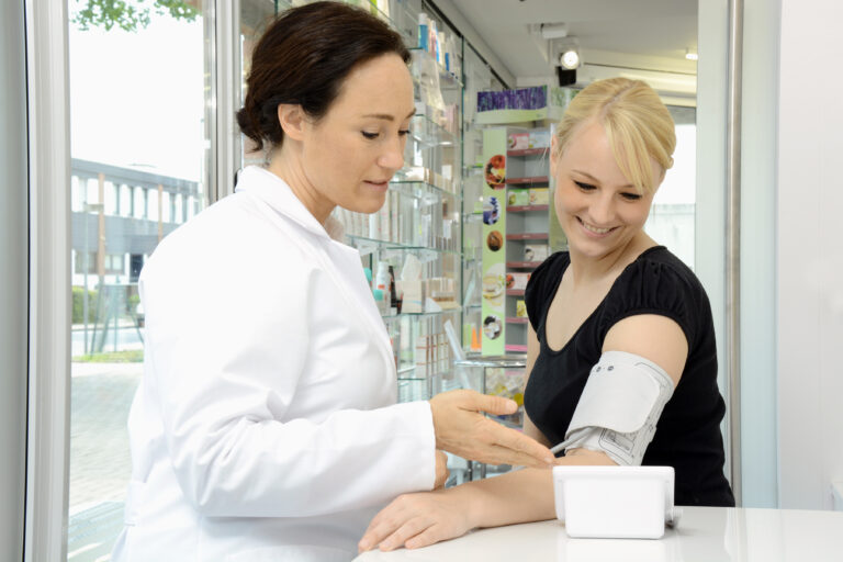 Apothekerin misst Blutdruck