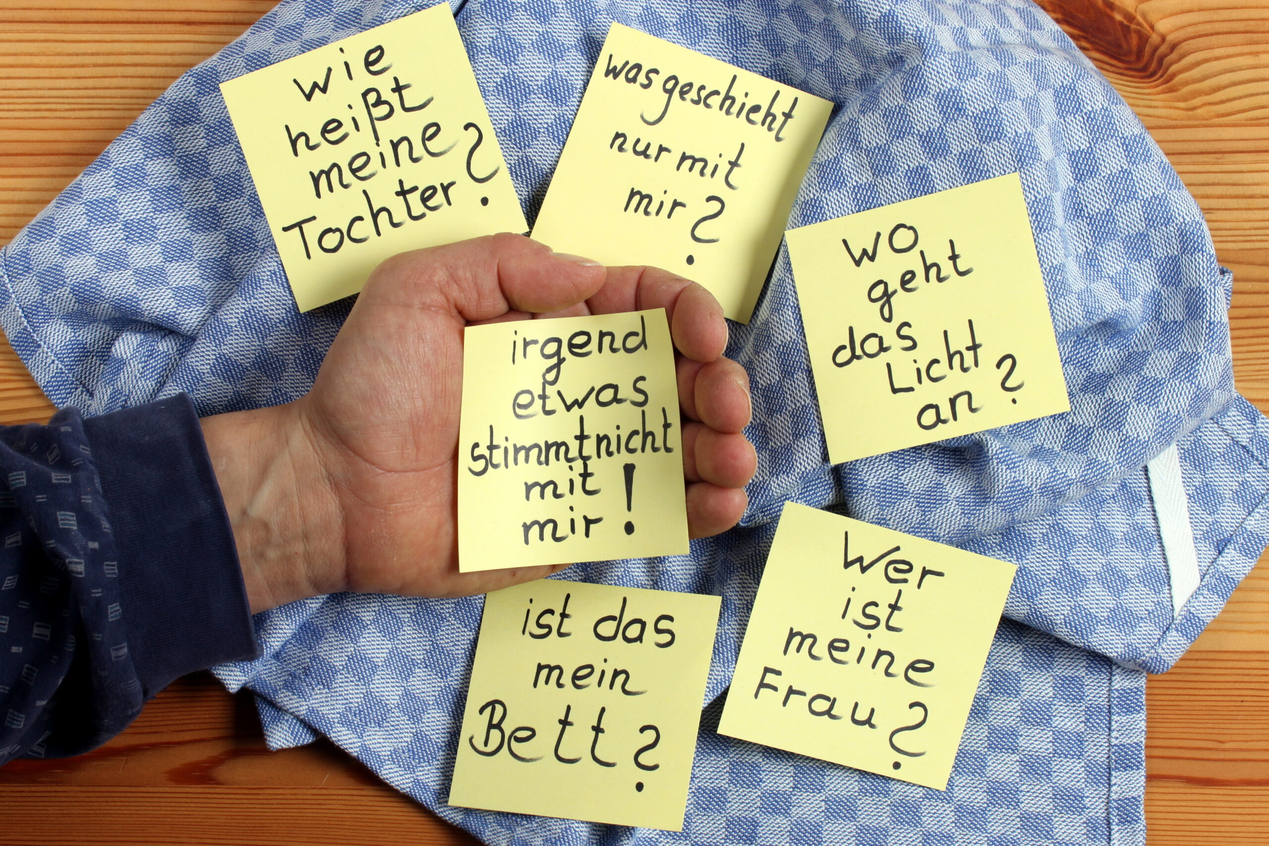 Demenzkranker hält Karten Ängsten in Hand