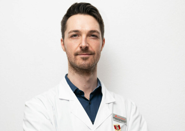 Manuel Wendl im Apothekenmantel