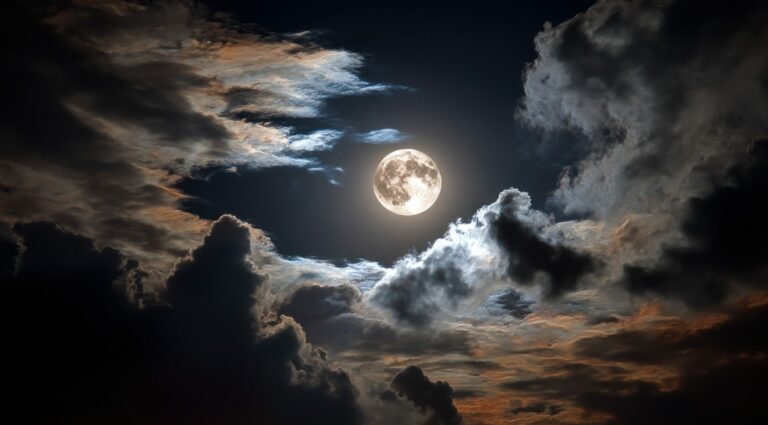 Symbolbild: Ein Vollmond tritt aus den Wolken hervor und strahlt hell.