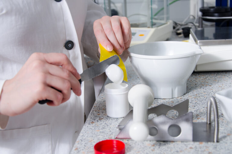 Abfüllen einer Salbe in der Rezeptur