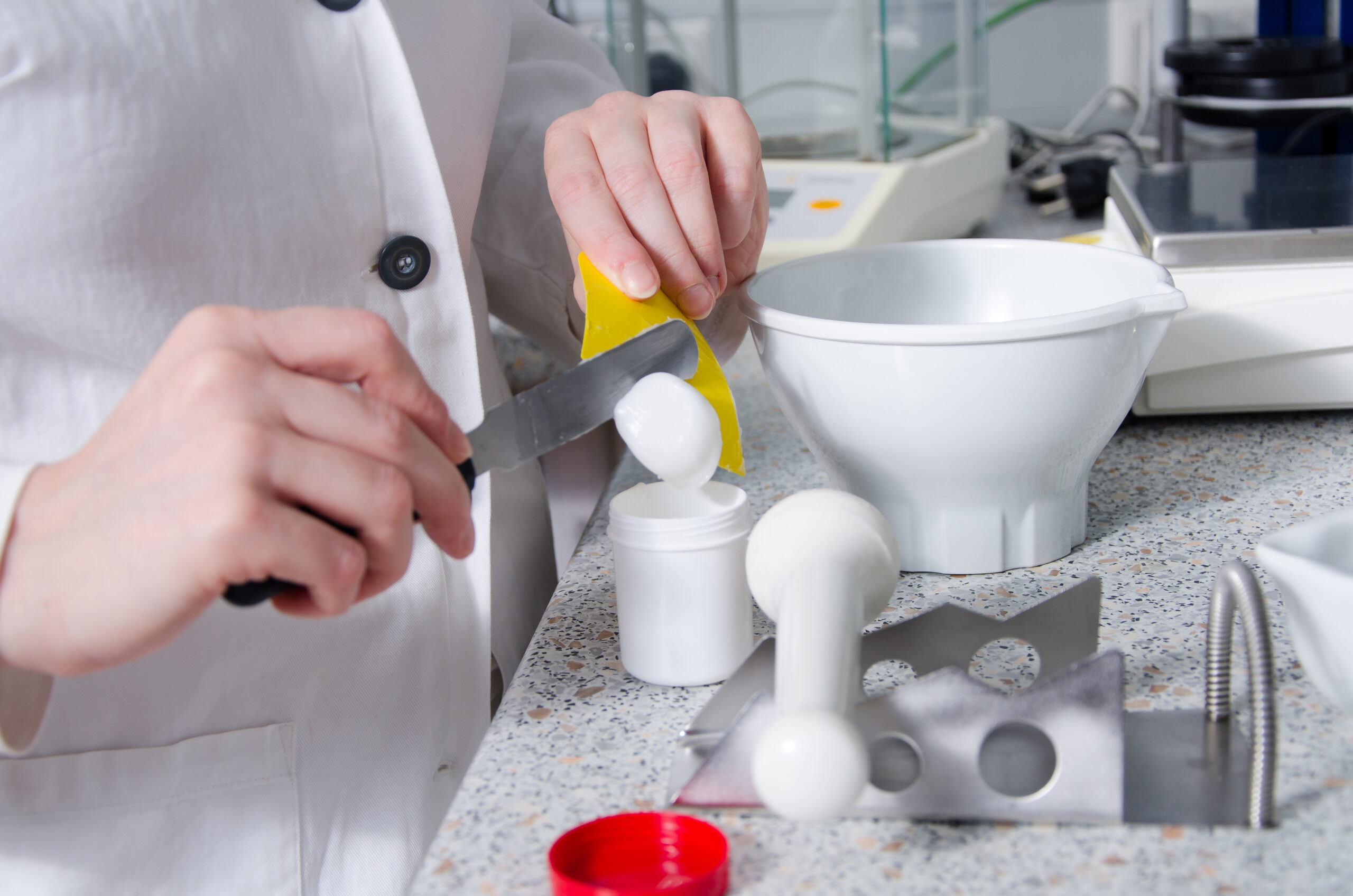 Abfüllen einer Salbe in der Rezeptur