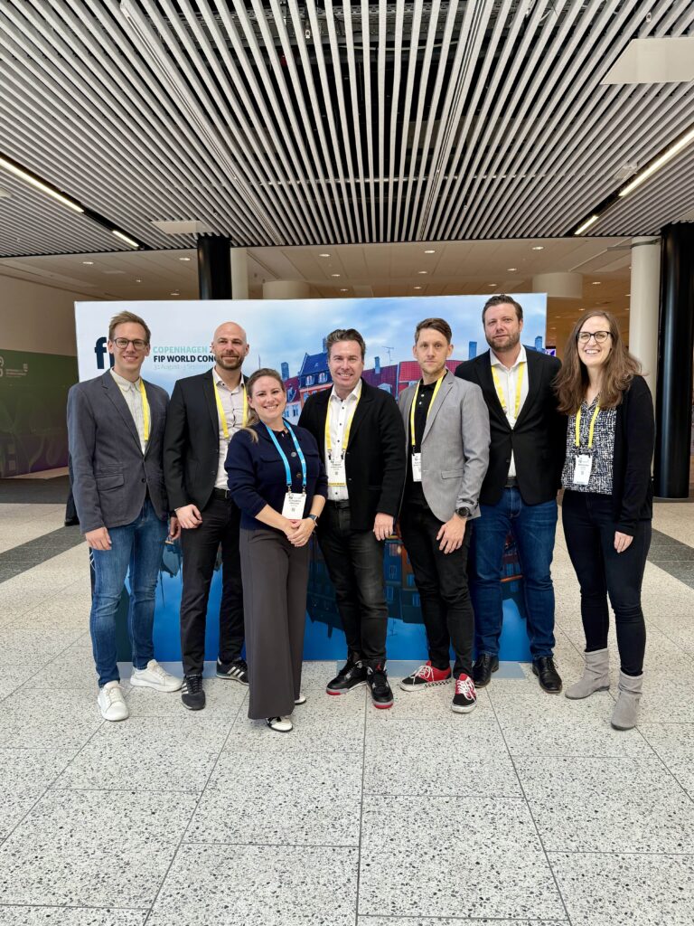 Die österreichische Delegation beim 83. FIP World Congress in Kopenhagen. Eine Gruppe aus Apothekerkammer Mitgliedern und Studienautoren ist zum Foto aufgestellt.