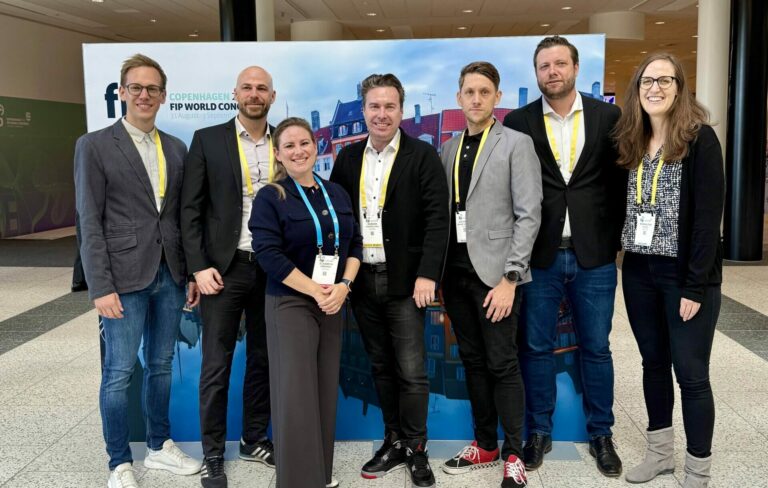 Die österreichische Delegation beim 83. FIP World Congress in Kopenhagen. Eine Gruppe aus Apothekerkammer Mitgliedern und Studienautoren ist zum Foto aufgestellt.