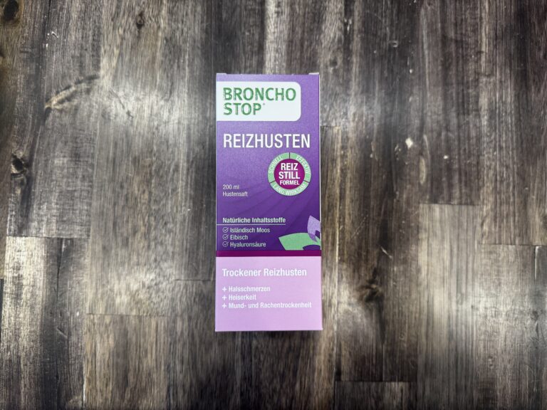 Der Bronchostop Reizhusten Hustensaft ist neu auf dem Markt. Er gehört der Firma Kwizsa und hat einen violetten Umkarton.