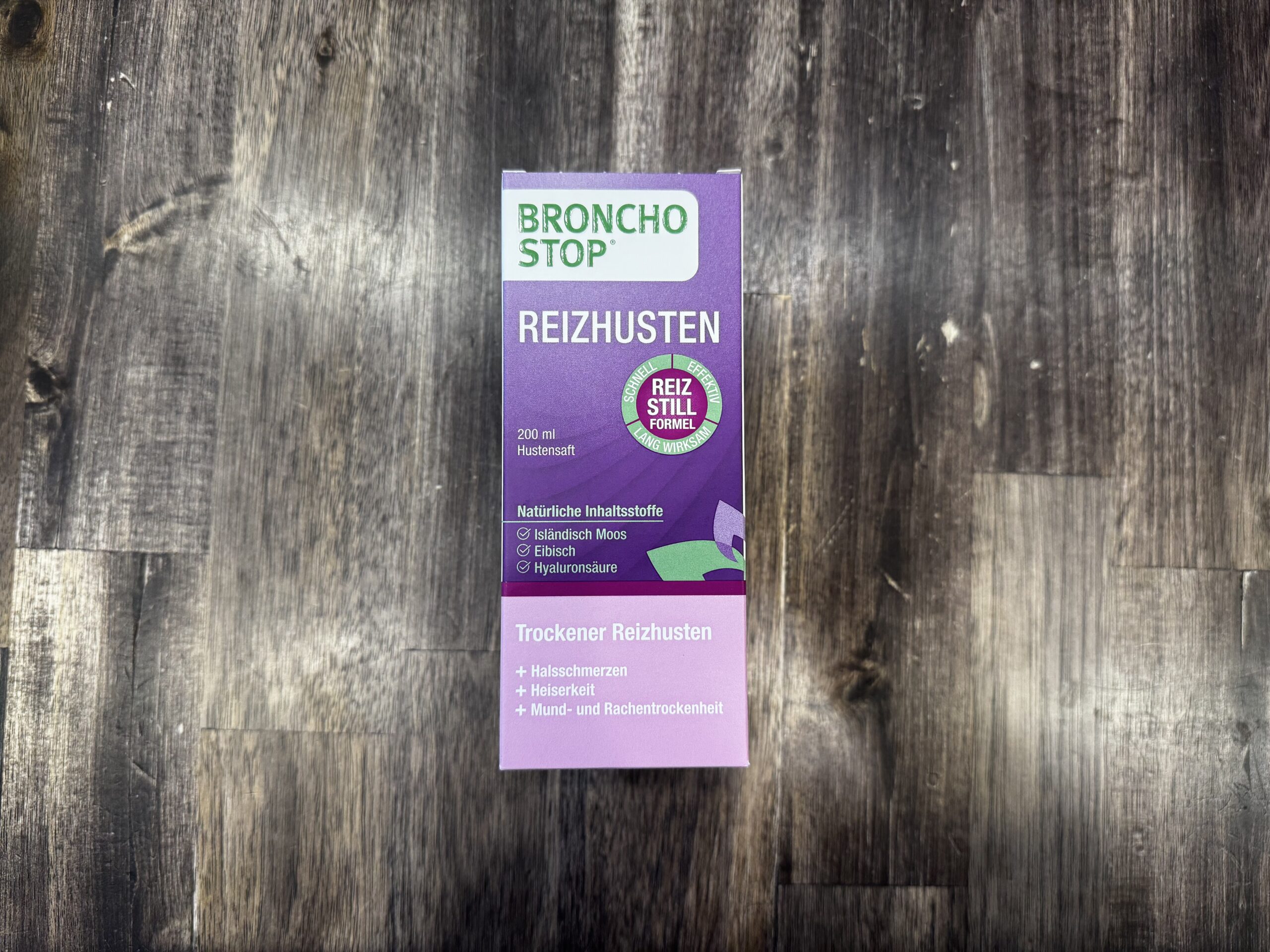 Der Bronchostop Reizhusten Hustensaft ist neu auf dem Markt. Er gehört der Firma Kwizsa und hat einen violetten Umkarton.