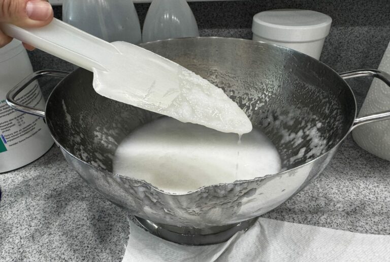 Beachtet man die Kompatibilitäten von Polidocanol nicht, merkt man das meist sofort: Die Zubereitung bricht.