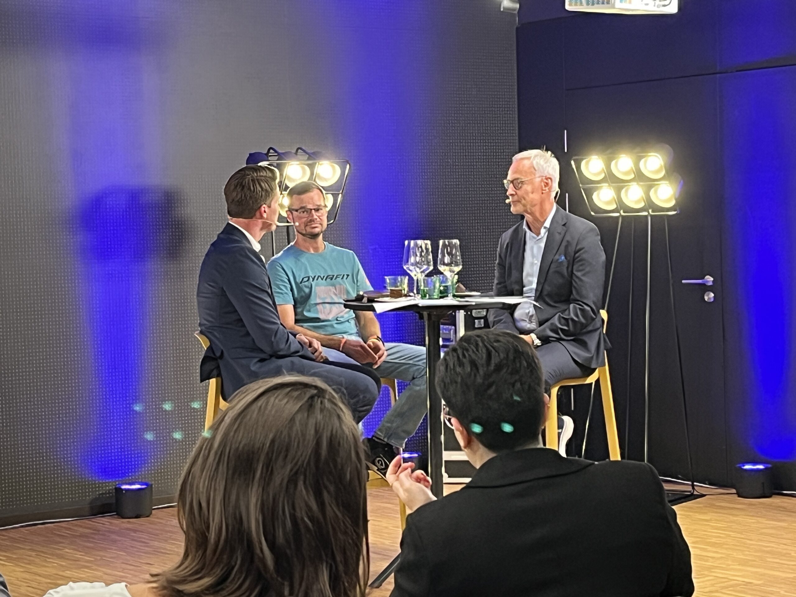 Bei dem Online Format ging es um das Thema Typ 1 Diabetes. Die drei Herren sitzen auf einem Hocker in einem online Studio. Man sieht Lichter und Kameras rundherum.