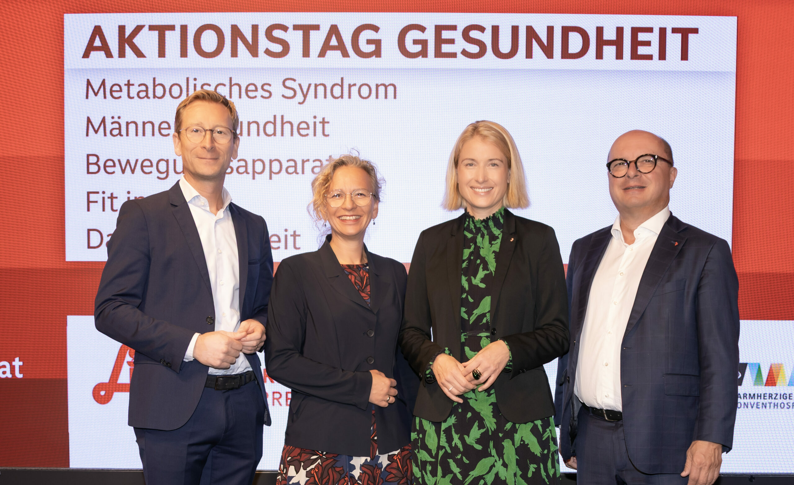 Ein Gruppenfoto von Aktionstag der Gesundheit vor einem Bildschirm.