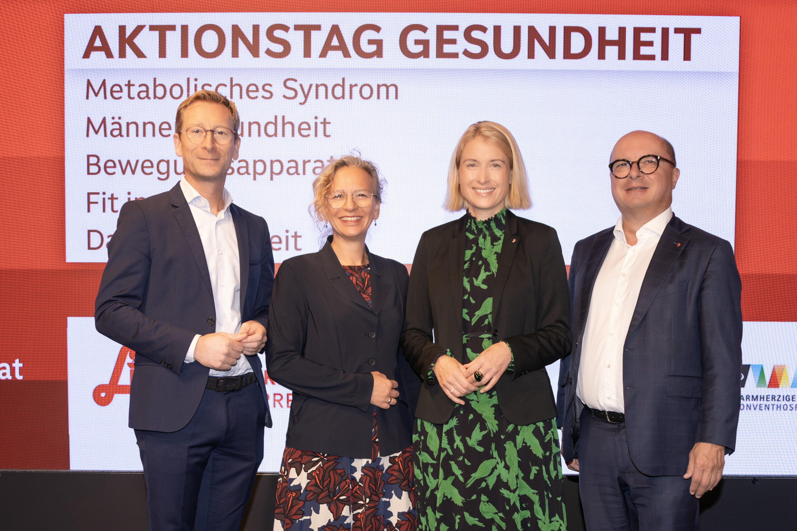 Ein Gruppenfoto von Aktionstag der Gesundheit vor einem Bildschirm.