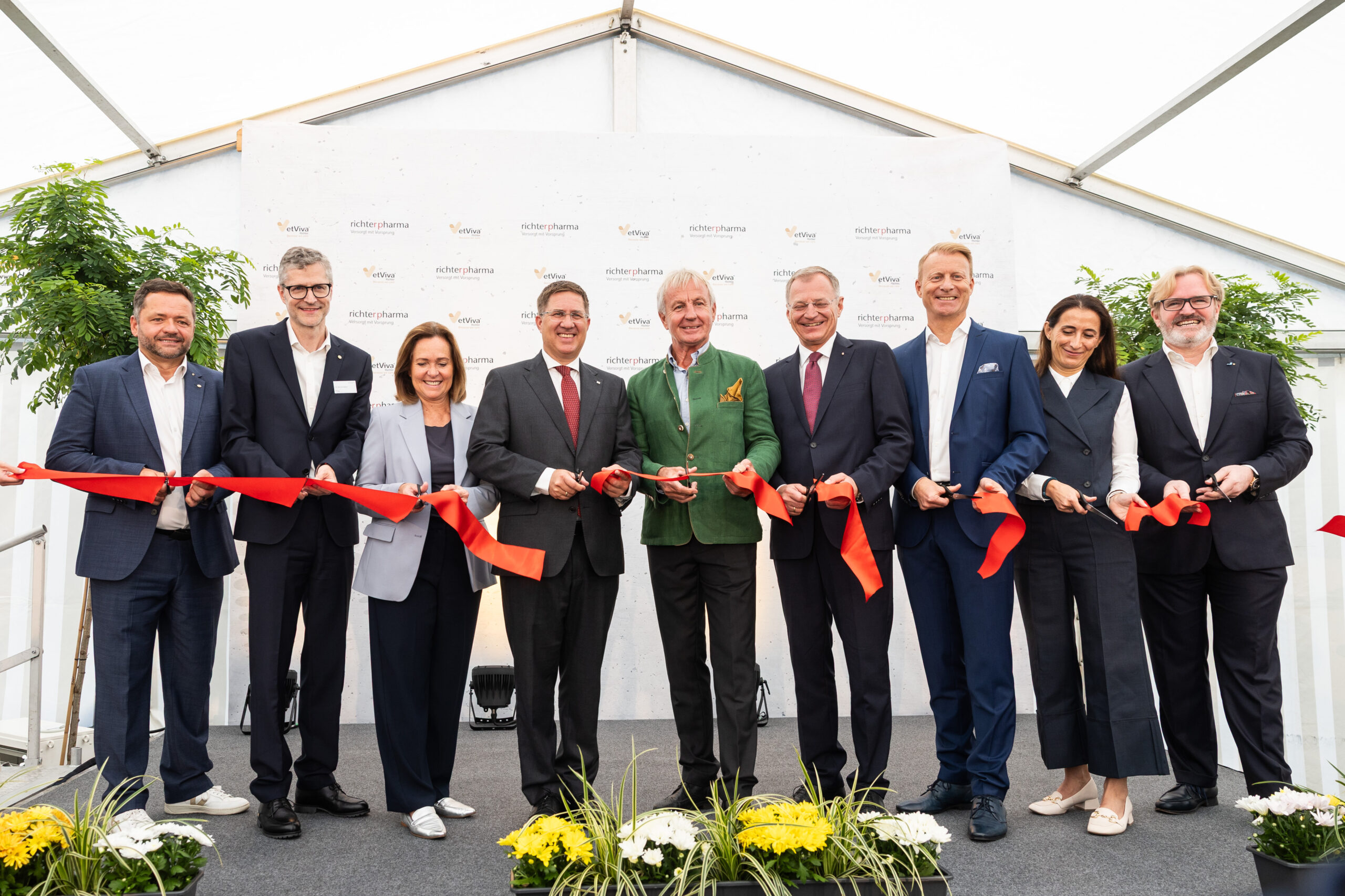 Der Vorstand schneidet feierlich ein rotes Band durch. vlnr. VetViva-GF Andreas Asamer, VetViva-GF Bernd Follrich, WK-Vizepräs.in Angelika Sery-Froschauer, Welser Bgm. Andreas Rabl, Richter-Pharma-Eigentümer Florian Fritsch. LH Thomas Stelzer, Richter-Pharma-CEO Roland Huemer, Richter-Pharma-CFO Petra Hofer und IV-OÖ-Präs. Thomas Bründl