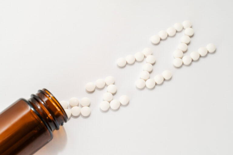 Symbolbild: Schlafpillen in Form von „Z-Z-Z“ sind aus einem Glas verstreut.