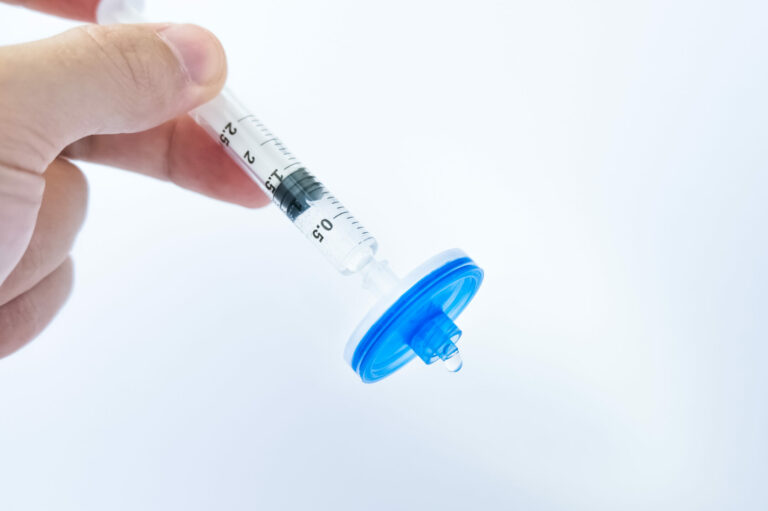 Symbolbild: Eine Spritze mit einem aufgesetzten Sterilfilter.