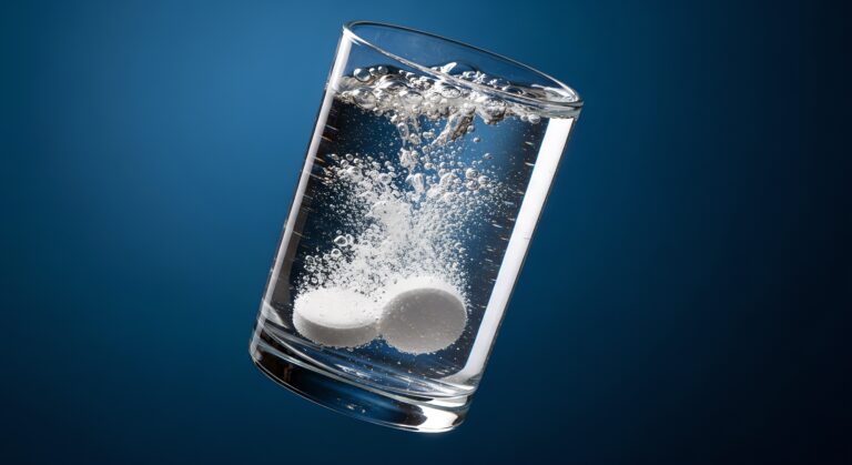 Brausetablette im Glas mit Wasser