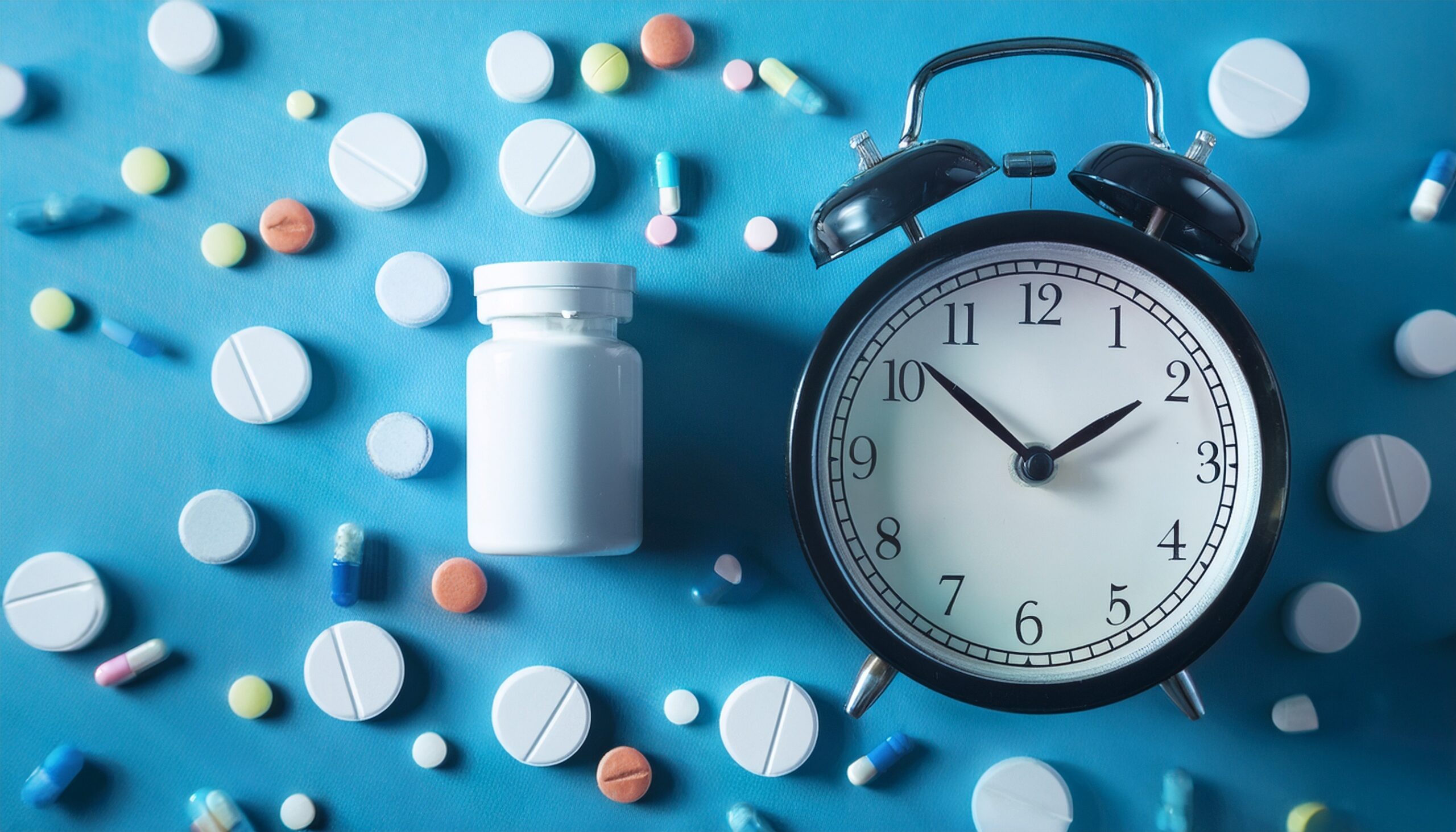 Tabletten und Wecker
