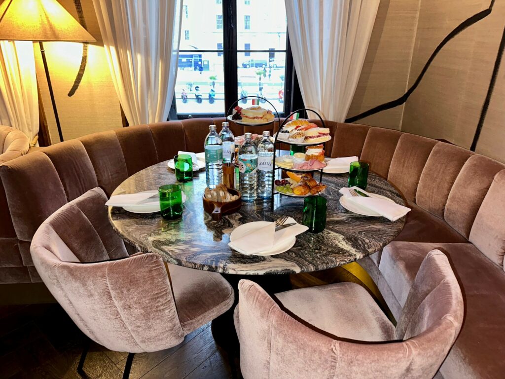 Eine Sitzecke mit Frühstück. Es ist reichlich Essen aufgedeckt.