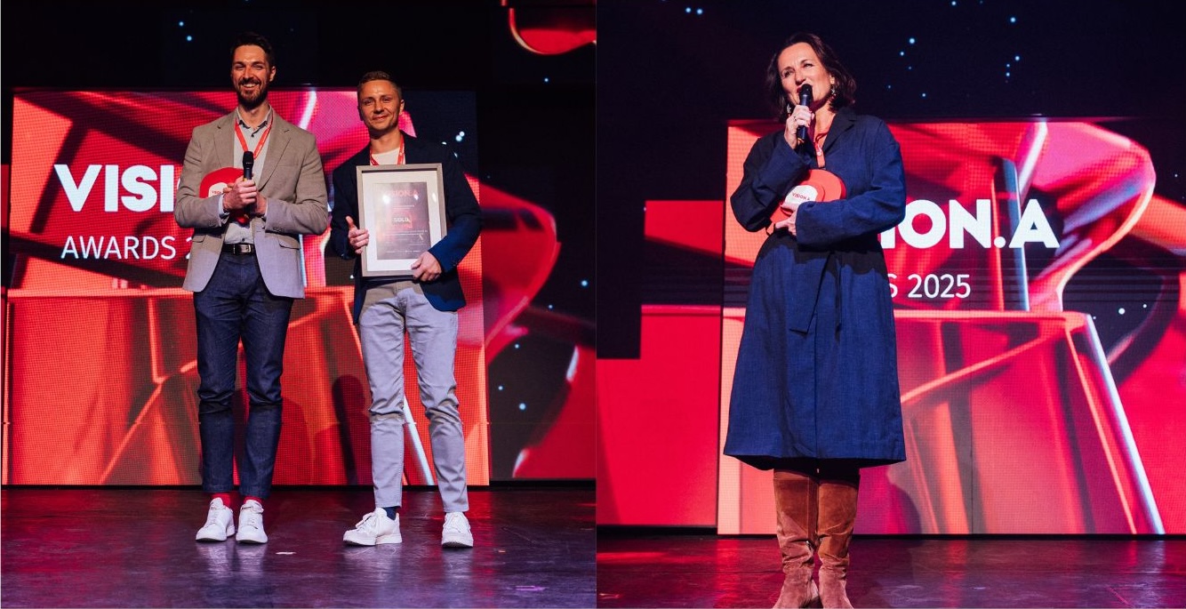 Die Gewinner der zehnten VISION.A Awards stehen auf der Bühne. Hinter ihnen das Rote Logo. Sie halten die Awards in ihren Händen und sprechen zum Publikum.