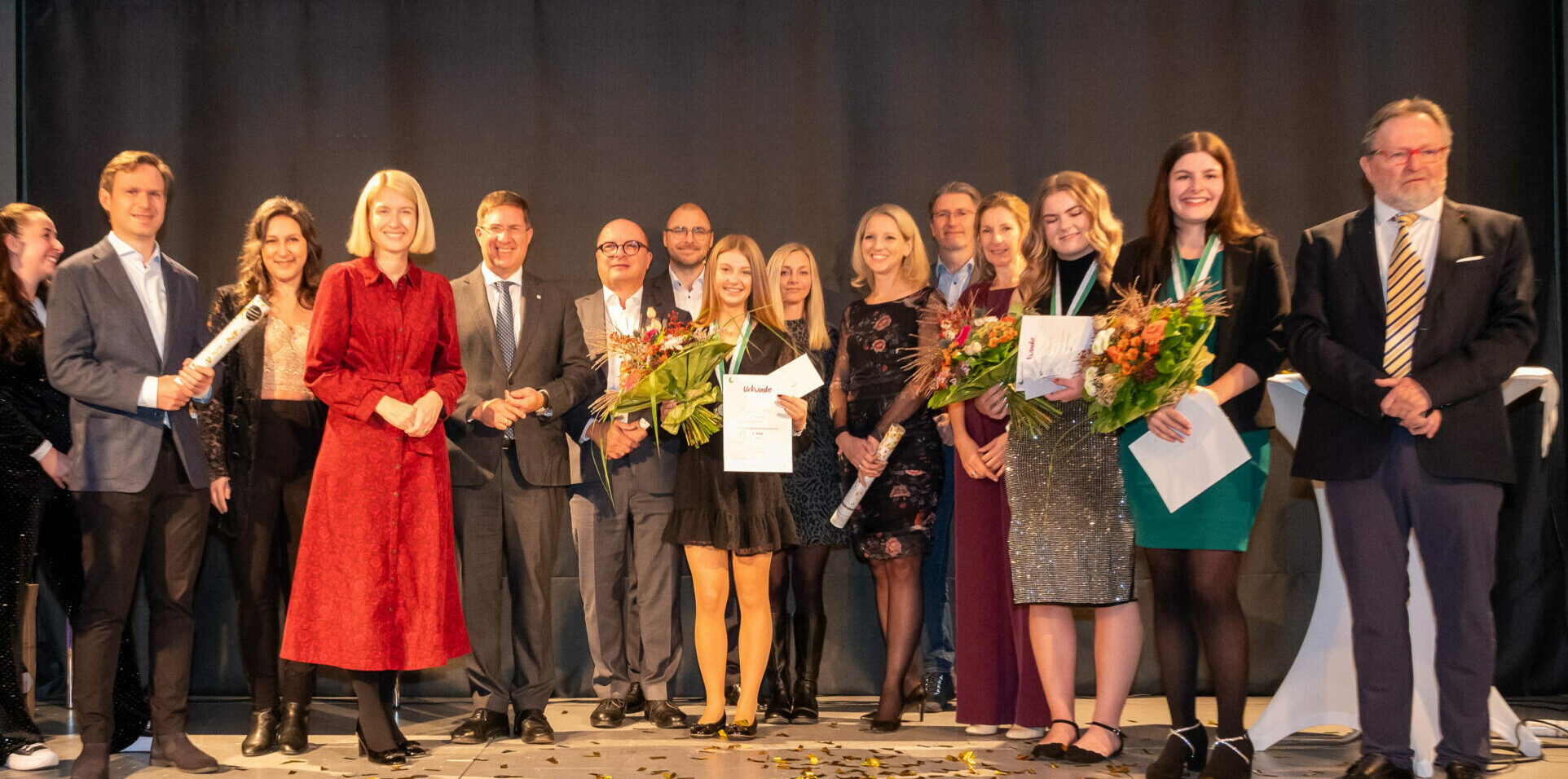Die Galagäste, eine bunte Mischung aus Politiker:innen und Apotheker:innen feiert die Gewinner:innen.